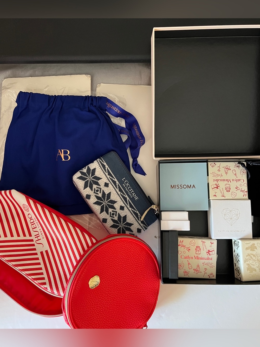 Lots of Shiseido, L'Occitane cosmetic bags and many jewelry boxes new